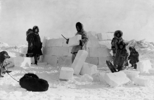 Inuits build an Ingloo in 1924